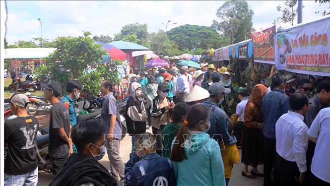 Du khách trong và ngoài tỉnh tham quang tại Lễ hội sông nước miệt vườn ở Cồn Mỹ Phước, huyện Kế Sách, tỉnh Sóc Trăng. Ảnh Tuấn Phi-TTXVN